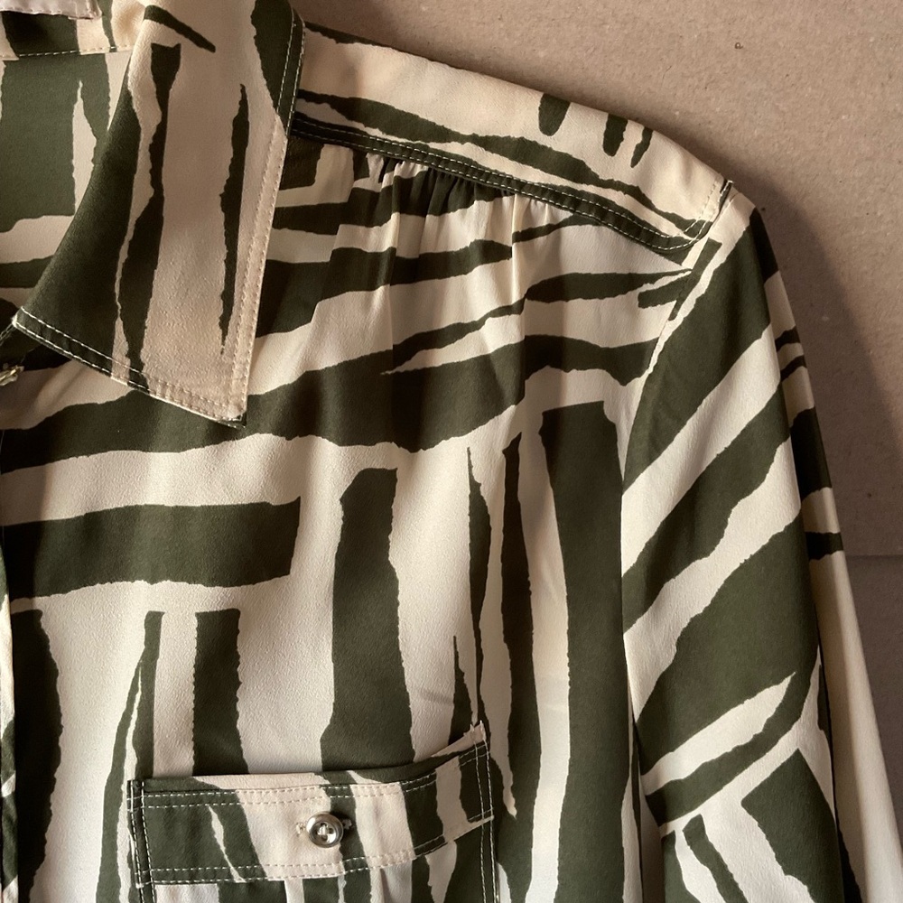 Banana Republic Heritage shirt. Olive and Cream Patterned. Front pockets. Size M - Picture 6 of 12